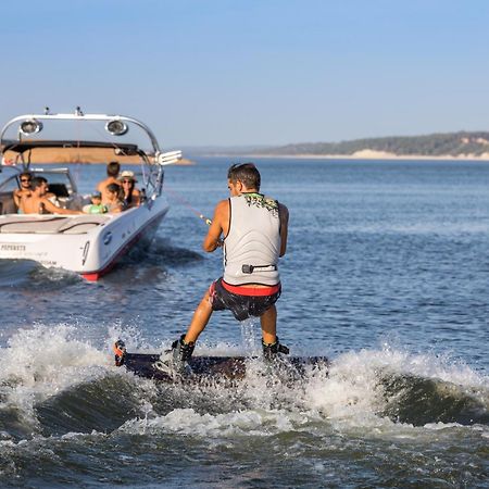 Ap Lago Montargil - Conference & Spa Dış mekan fotoğraf A wakeboarder