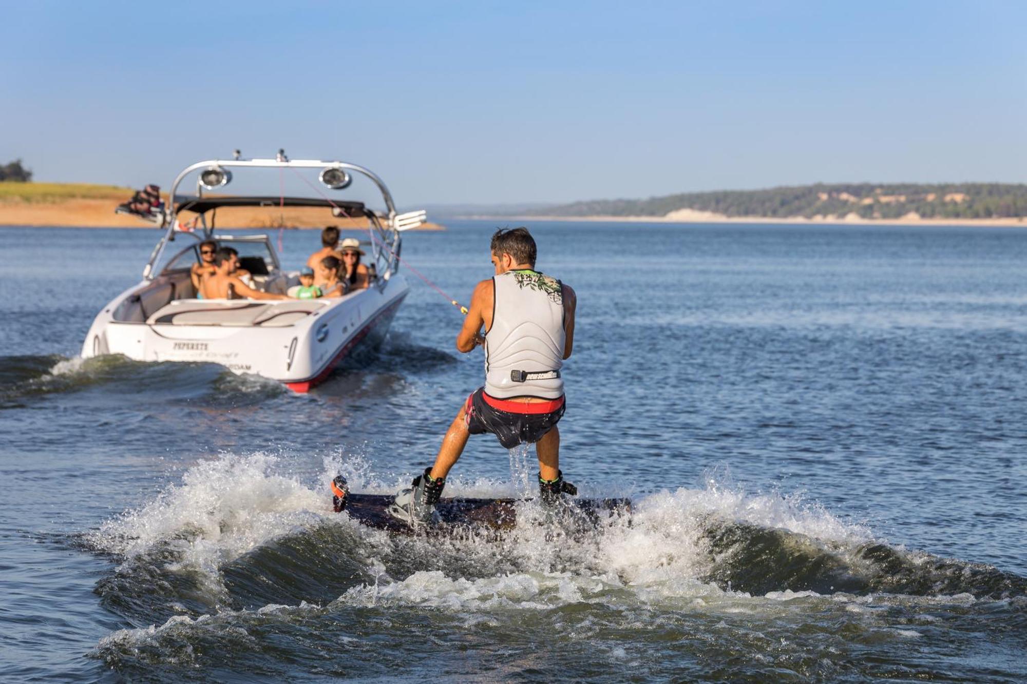 Ap Lago Montargil - Conference & Spa Dış mekan fotoğraf A wakeboarder